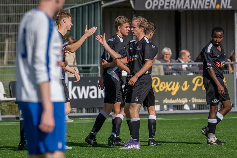 Spelers van Kwiek '78 vieren een doelpunt met een high five
