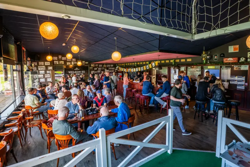 Een volle kantine bij Kwiek '78 op Sportpark Het Veer
