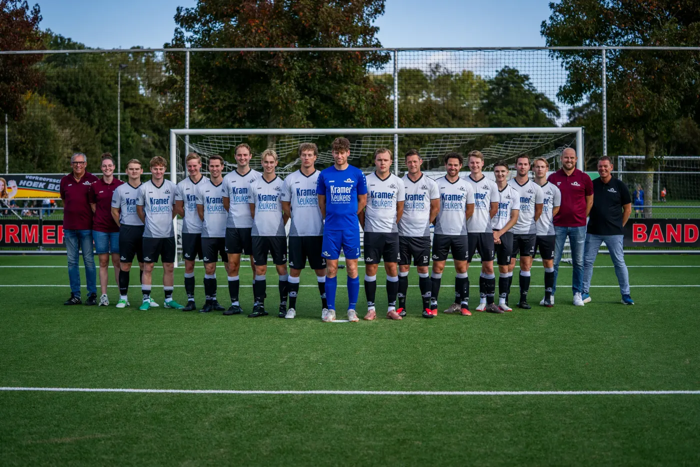 Teamfoto van het eerste elftal van Kwiek '78 met staf, gemaakt door Brand-On