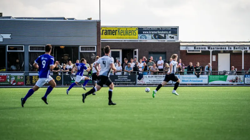 Thuiswedstrijd van voetbalvereniging Kwiek '78 in Avenhorn